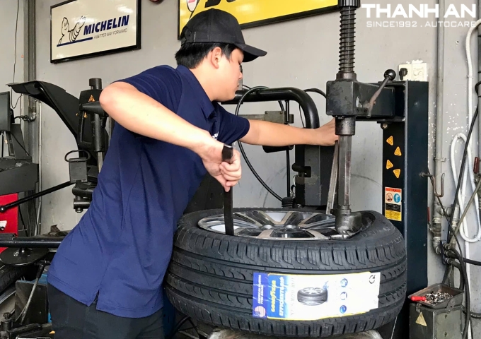Kỹ thuật viên thay lốp Goodyear 265/50R20 EfficientGrip Performance SUV cho xe lốp Ford Everest