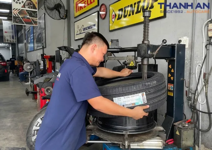 Kỹ thuật viên ô tô 10 năm kinh nghiệm thay lốp xe ô tô tại Thanh An quận 7