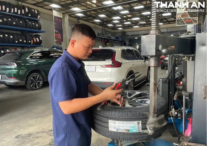 Bơm hơi chuẩn áp suất lốp Hankook 245/45R20 Ventus V12 Evo2 K120 tại quận 7