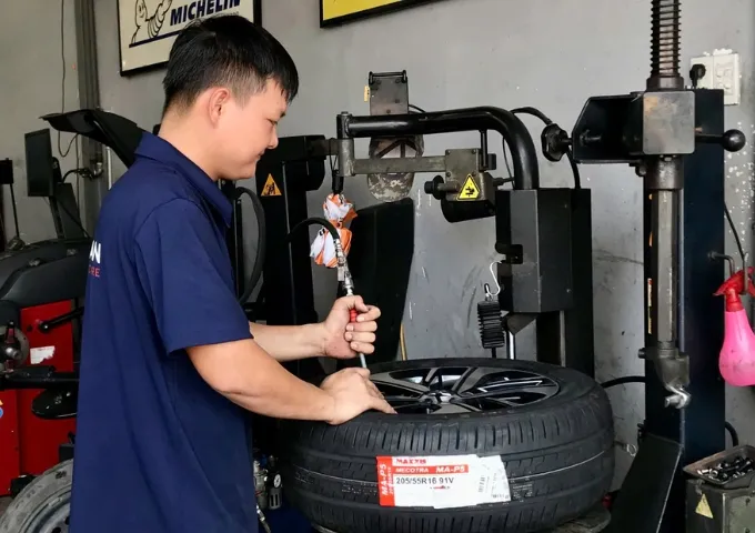 Kỹ thuật viên thay lốp Maxxis 205/55R16 MA-P5 cho xe Mitsubishi Xpander tại quận 7