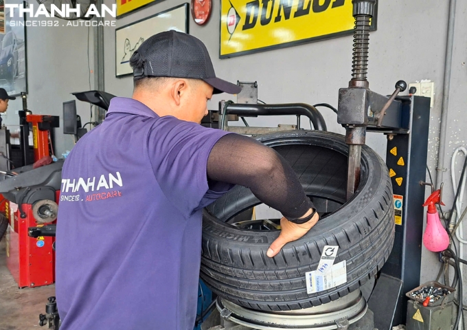 Nhiều khách hàng tại Thanh An, quận 7 đánh giá cao tay nghề của kỹ thuật viên thay lốp xe ô tô.