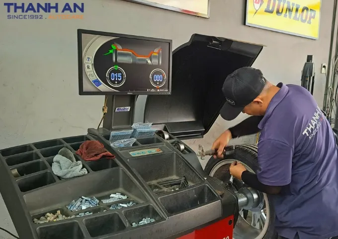 Kỹ thuật viên cân mâm dán chì lốp Michelin 235/40R18 Pilot Sport 5 Châu Âu/ Thái Lan Cho xe Honda Civic tại quận 7