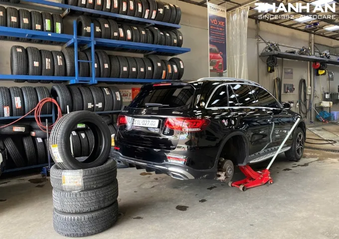 Khách hàng thay 4 lốp Pirelli 235/55R19 Scorpion RFT cho xe Mercedes GLC 300 tại quận 7