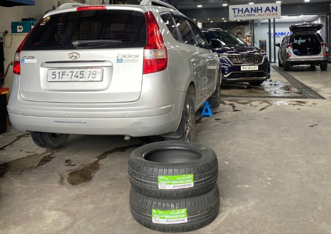 Kỹ thuật viên thay lốp Bridgestone 205/55R16 EP150 tại quận 7