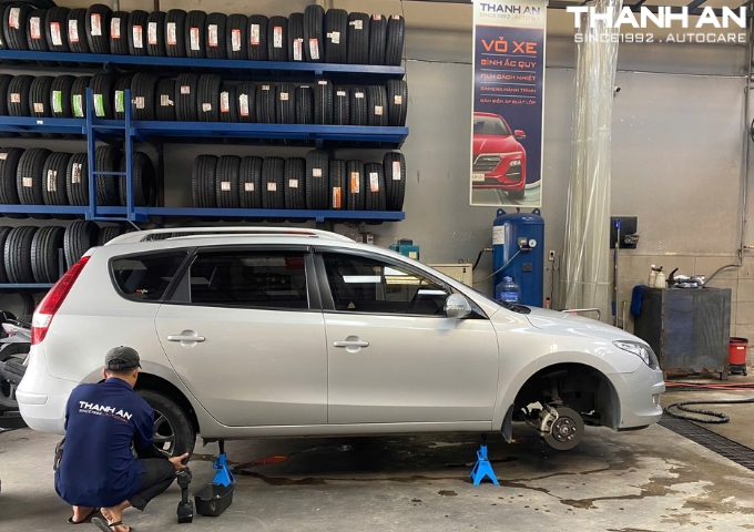Kỹ thuật viên thay lốp Bridgestone tại quận 7