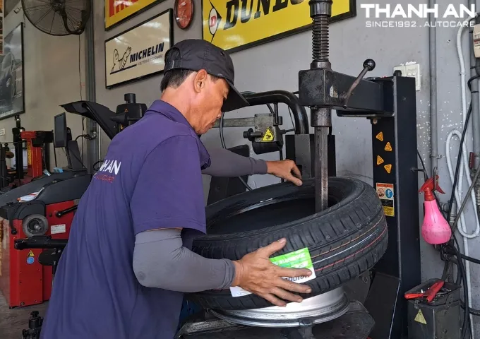 Kỹ thuật viên thay lốp Bridgestone 205/65R16 EP150 tại quận 7