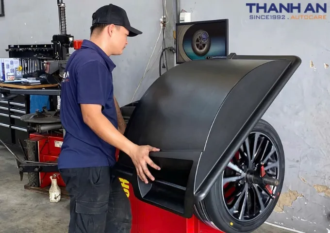 Kỹ thuật viên cân bằng động lốp Bridgestone 235/45R18 Turanza T005A cho xe Toyota Camry tại quận 7