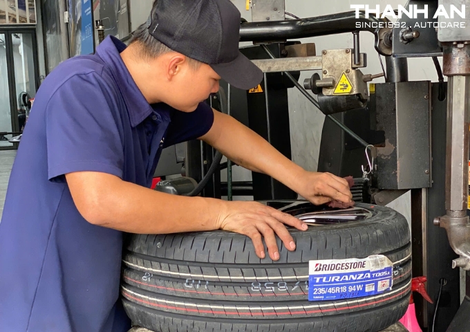 Kỹ thuật viên thay lốp Bridgestone 235/45R18 Turanza T005A tại quận 7