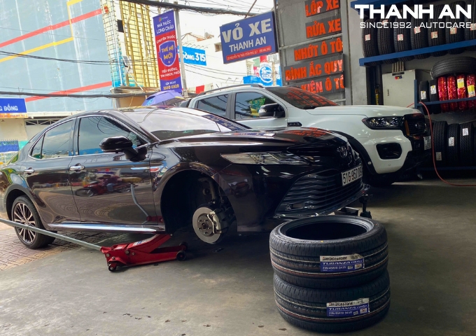 Kỹ thuật viên thay lốp Bridgestone 235/45R18 Turanza T005A tại quận 7