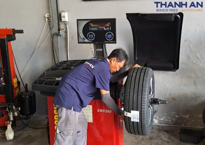 Kỹ thuật viên cân bằng động lốp Michelin 235/55R19 Primacy 4 Thái Lan cho xe Volvo Xc60 tại quận 7