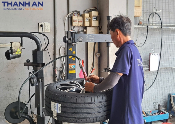 Kỹ thuật viên bơm hơi chuẩn áp suất cho lốp Michelin 235/55R19 Primacy 4 Thái Lan cho xe Volvo Xc60 tại quận 7