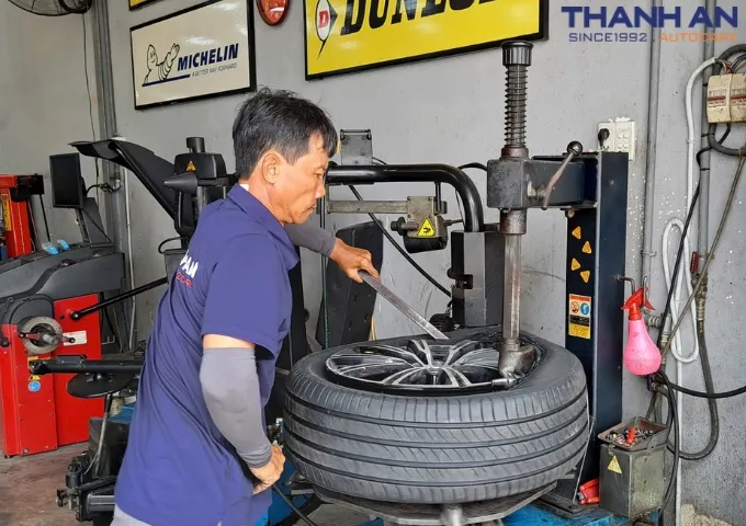 Kỹ thuật viên thay lốp Michelin 235/55R19 Primacy 4 Thái Lan cho xe Volvo Xc60 quận 7
