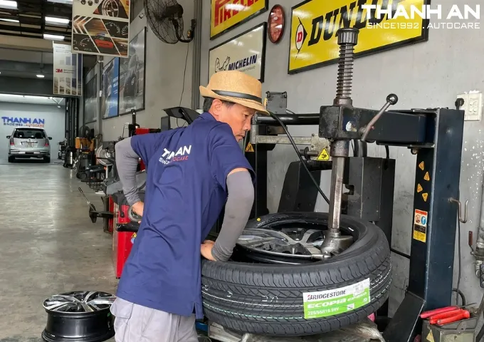 Kỹ thuật viên giàu kinh nghiệm thay lốp chuyên nghiệp tận tâm tại quận 7