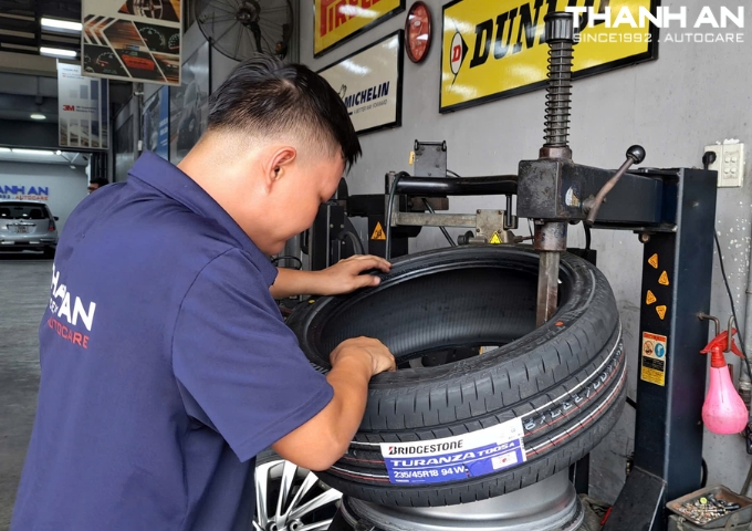 Kỹ thuật viên thay lốp Bridgestone 235/45R18 Turanza T005A Thái Lan cho xe Lexus ES250