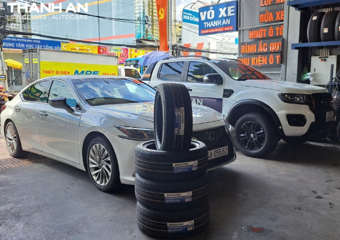 Thay 2 lốp Bridgestone 235/45R18 T005 tại quận 7