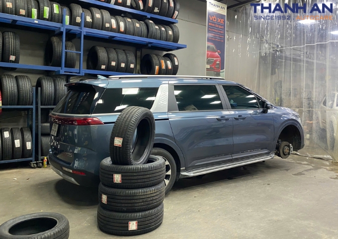 Thay 4 lốp Bridgestone 235/55R19 Alenza 001 tại quận 7 