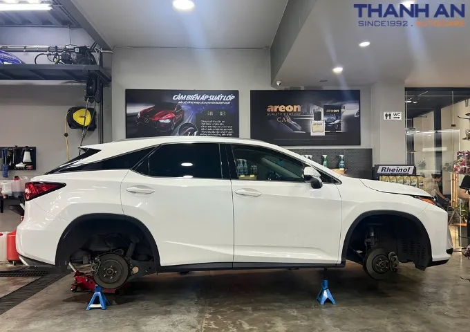 Kh&aacute;ch h&agrave;ng thay 4 lốp Bridgestone 235/55R20 Alenza 001 Nhật cho xe Lexus RX200 tại quận 7