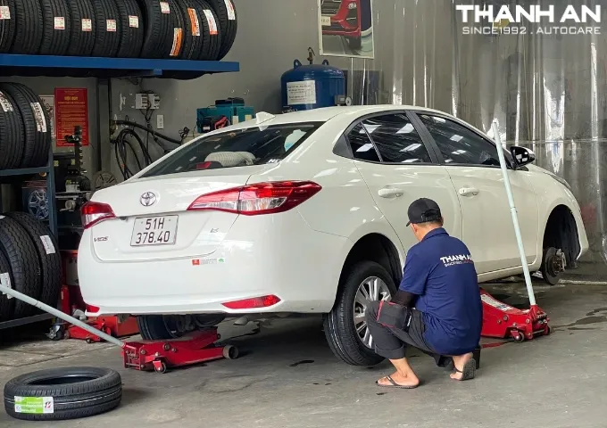 kỹ thuật viên lắp lốp Bridgestone 185/60R15 Ecopia EP300 Thái Lan vào xe Toyota Vios