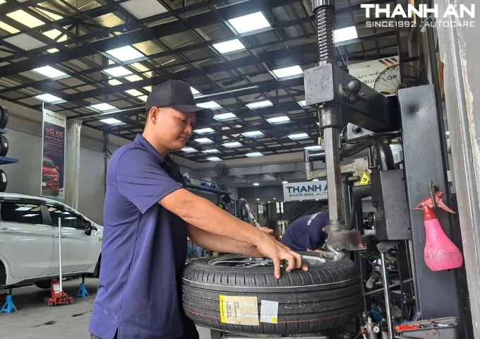 Kỹ thuật viên thay lốp Dunlop 205/55R16 Enasave EC300+ cho xe Mitsubishi Xpander tại quận 7