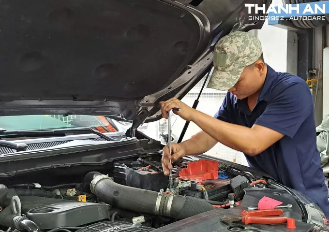 Kỹ thuật viên thay bình ắc quy Enimac cho xe ô tô Hyundai tại gara