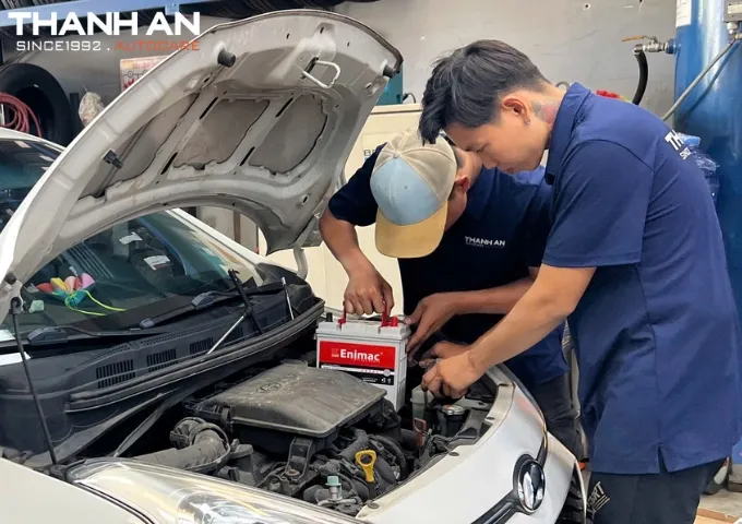 Kỹ thuật viên thay bình ắc quy Enimac cho xe ô tô Hyundai tại gara