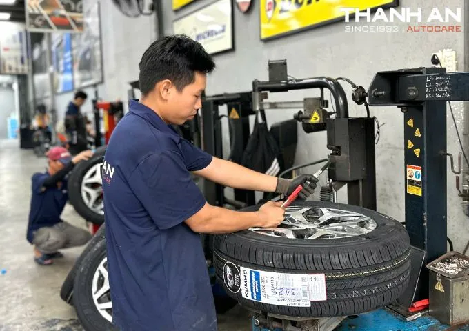 Kinh nghiệm chọn lốp ô tô từ chuyên gia bằng cách giải mã các thông số trên thành lốp