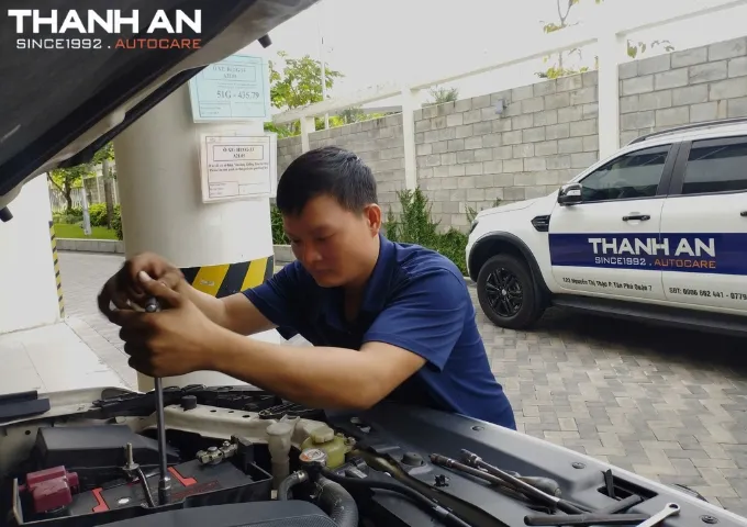 Kỹ thuật viên cứu hộ thay bình ắc quy Enimac cho xe ô tô tại nhà khách hàng