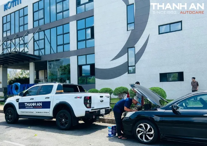 Kỹ thuật viên thay bình ắc quy GS cho xe ô tô Honda tại gara