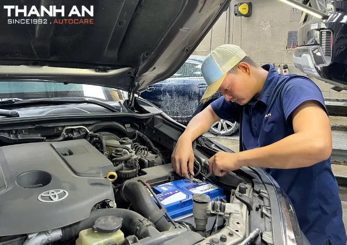 Kỹ thuật viên thay bình ắc quy Varta cho xe ô tô Toyota tại gara