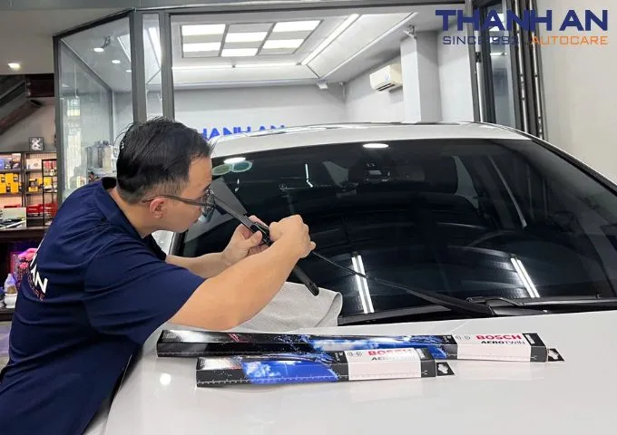 Hình ảnh lắp gạt mưa xe ô tô chuẩn kỹ thuật