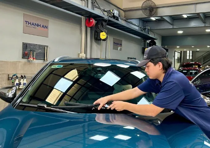 Cận cảnh gạt mưa xe ô tô bám sát mặt kính khi hoạt động