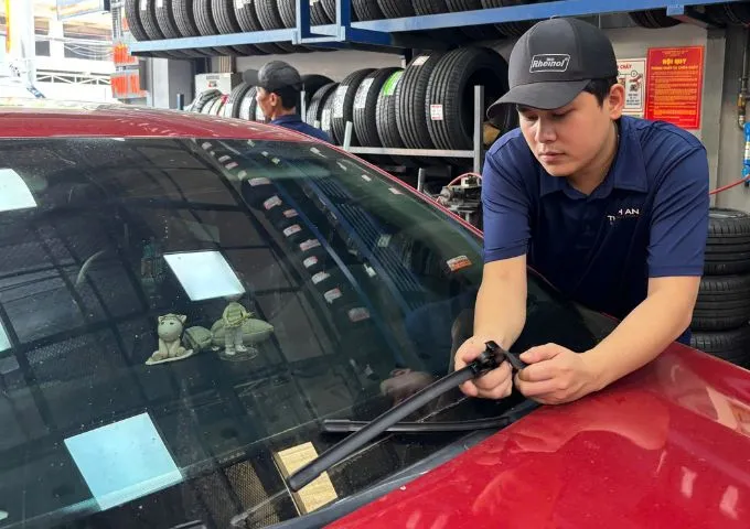 Khách hàng thay gạt mưa xe ô tô tại Thanh An Autocare