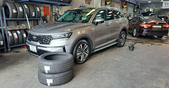 Thay vỏ lốp 235/55R19 cho xe Kia Sorento chính hãng giá tốt tại Thanh An Autocare quận 7