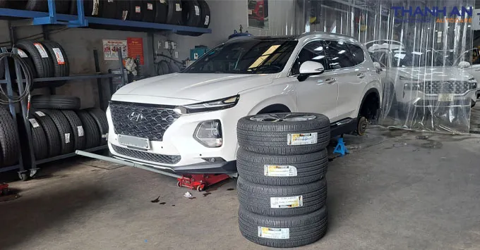 Thay vỏ lốp 235/55R19 cho xe Hyundai Santafe chính hãng giá tốt tại Thanh An Autocare quận 7