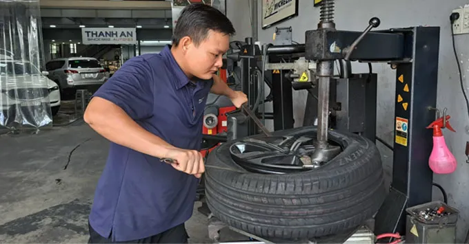 Thay vỏ lốp 235/55R19 uy tín chất lượng cho xe ô tô tại Thanh An Autocare quận 7