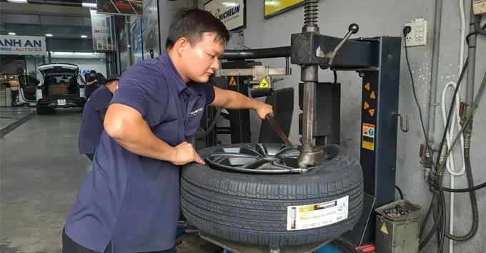 Thay vỏ lốp 235/55R19 chuyên nghiệp cho xe ô tô tại Thanh An Autocare quận 7