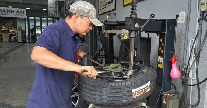 Thay lốp Bridgestone 225/55R19 Alenza chính hãng chất lượng tại Thanh An Autocare quận 7