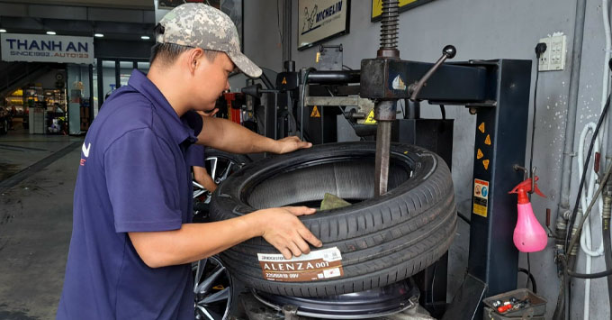 Đội ngũ kỹ thuật viên chuyên nghiệp thay vỏ xe ô tô tại Thanh An Autocare