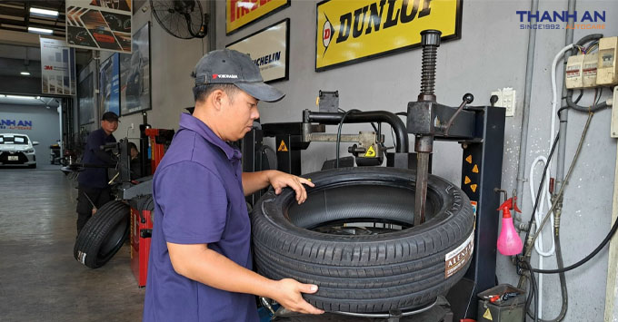 Thay lốp Bridgestone 225/55R19 Alenza chính hãng uy tín tại Thanh An Autocare quận 7
