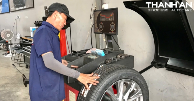Cân bằng động sau lốp Bridgestone 225/55R19 Alenza 001 cho Mazda CX5 tại quận 7