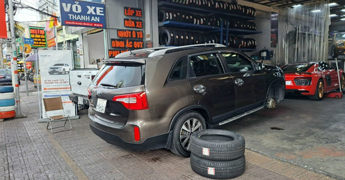 Thay lốp Bridgestone 235/60R18 cho Kia Sedona chính hãng uy tín tại Thanh An Autocare quận 7