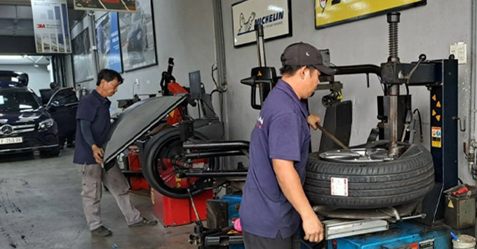 Thay lốp Bridgestone 235/60R18 cho Kia Sedona chất lượng uy tín tại Thanh An Autocare quận 7