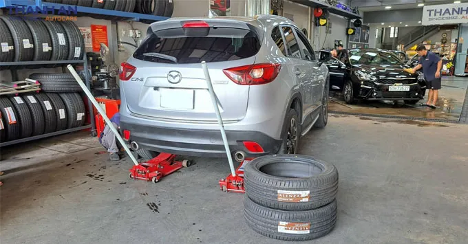 Thay lốp Bridgestone Alenza cho Mazda CX-5 chính hãng tại Thanh An Autocare