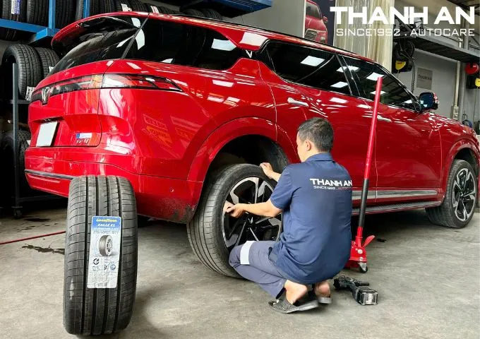 Kỹ thuật viên đang thay lốp Goodyear chính hãng tại gara