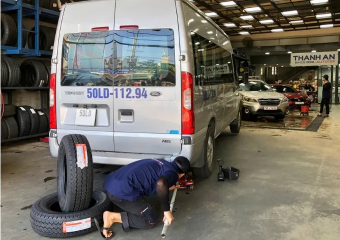 Thay 2 lốp Maxxis 215/75R16 Light Truck UE168 Thái Lan cho xe Ford Transit tại quận 7