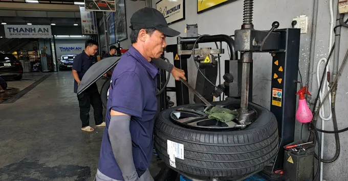 Thay vỏ lốp Michelin 235/55R19 chính hãng uy tín tại Thanh An Autocare quận 7