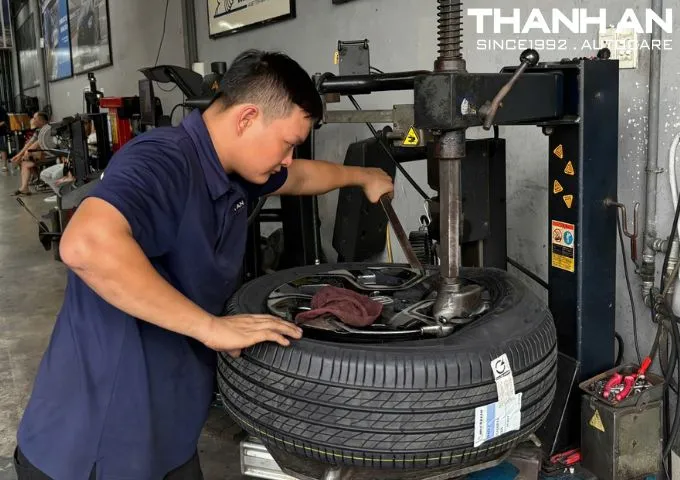 Kỹ thuật viên đang thay lốp Michelin 235/60R18 Primacy SUV Thái Lan tại gara