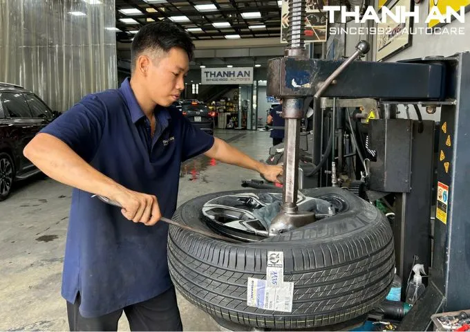 Thay lốp Michelin 235/60R18 Primacy SUV Thái Lan cho xe ô tô tại xưởng dịch vụ