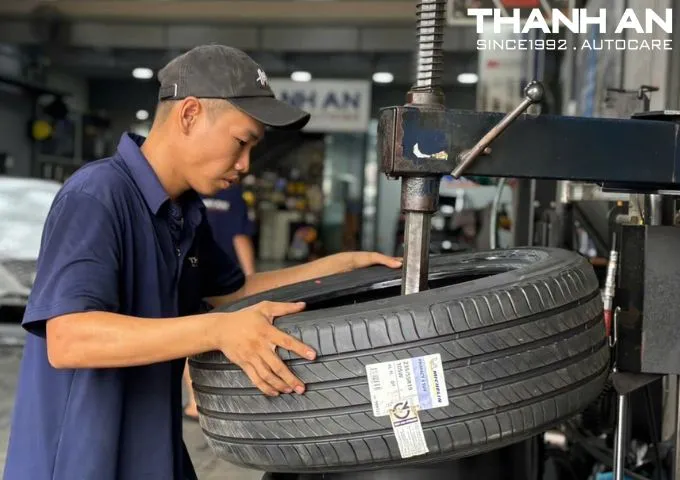 Kỹ thuật viên đang thay lốp Michelin mới chính hãng cho xe hơi tại Thanh An Autocare