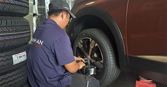 Hướng dẫn thay lốp xe ô tô tại nhà đơn giản nhất